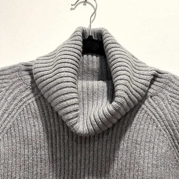 Aritzia Wilfred Free 100% Italian Wool Ribbed Hi Lo Cropped Turtleneck Sweater - Picture 3 of 9
